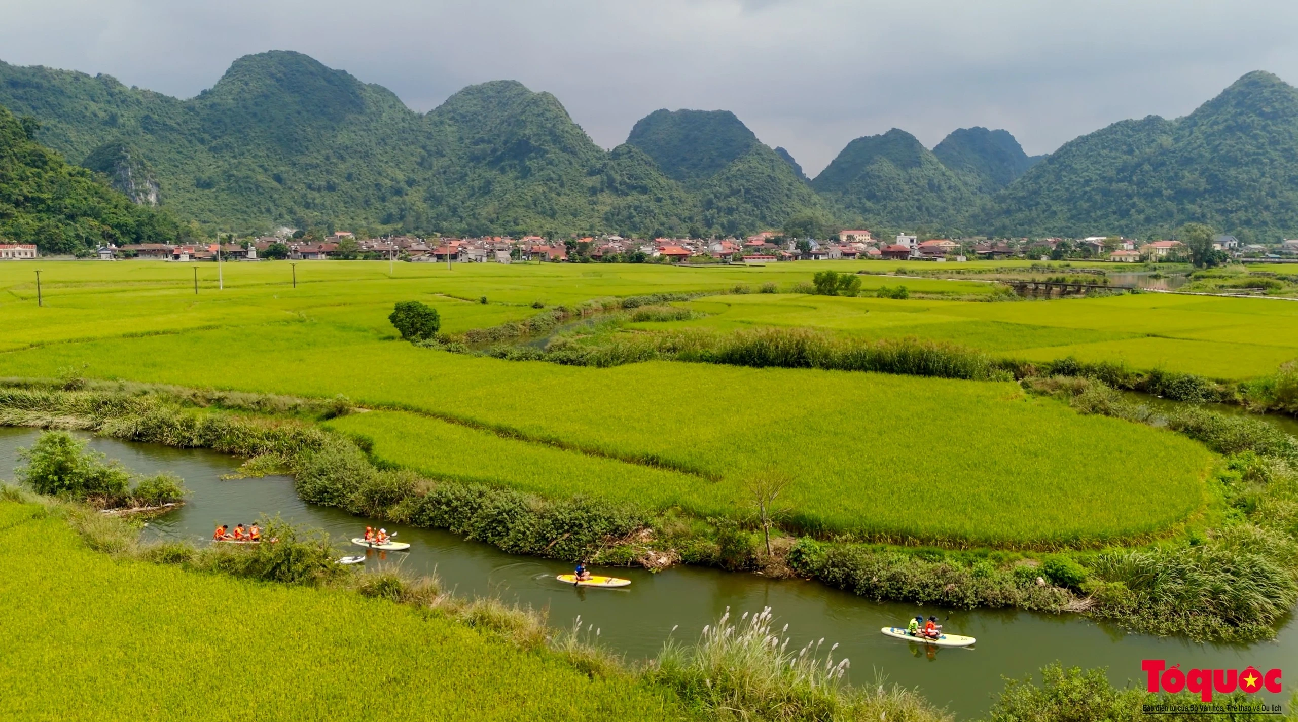 Du khách có thể chèo thuyền khám phá dọc sông Thương.