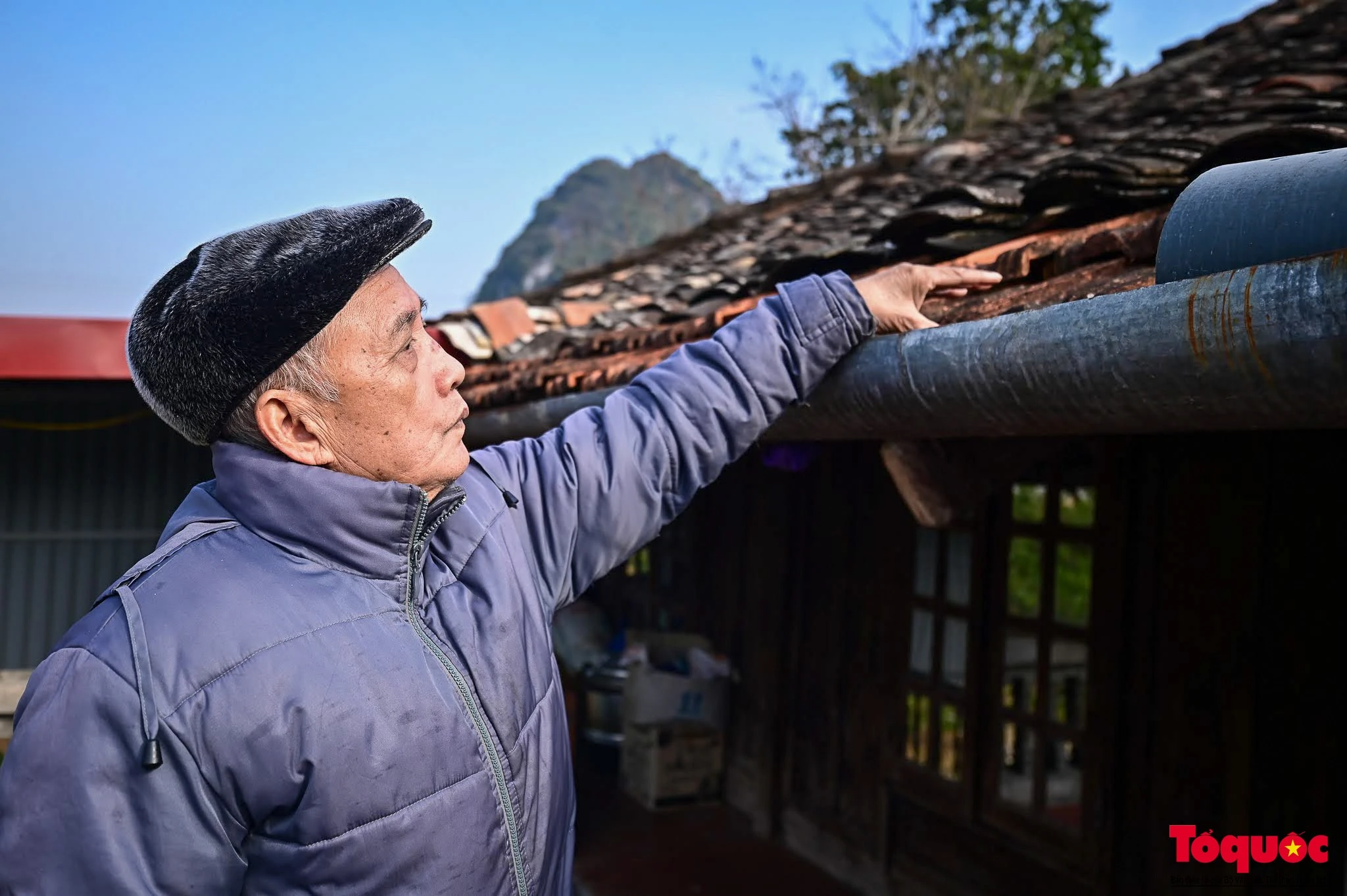 Gia đình ông Dương Công Chích là một trong 5 hộ đầu tiên chuyển đổi sang làm du lịch homestay để đón khách. "Hầu hết các ngôi nhà trong thôn đều lợp ngói âm dương, vách nhà làm bằng gỗ hoặc bằng tre, nứa", ông Chích giới thiệu về nhà sàn.