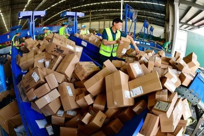 Từ ngày 18/2, hàng hóa nhập khẩu có giá trị thấp, được gửi qua dịch vụ chuyển phát nhanh sẽ không còn được hưởng chính sách miễn thuế giá trị gia tăng. Ảnh minh họa: TL
