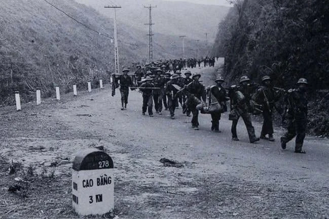 Bộ đội ta hành quân ở Cao Bằng vào ngày 25/2/1979. Hình ảnh trên báo QĐND.