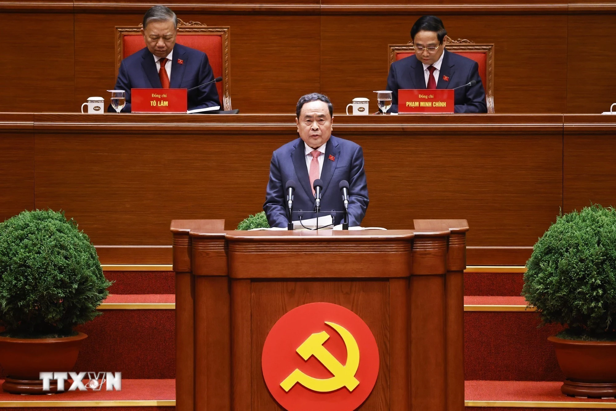 Đồng chí Trần Thanh Mẫn thay mặt Đoàn Chủ tịch báo cáo kết quả bầu Bộ Chính trị, Tổng Bí thư, Ban Bí thư, Ủy ban Kiểm tra Trung ương, Chủ nhiệm Ủy ban Kiểm tra Trung ương khóa XIV. (Ảnh: TTXVN)