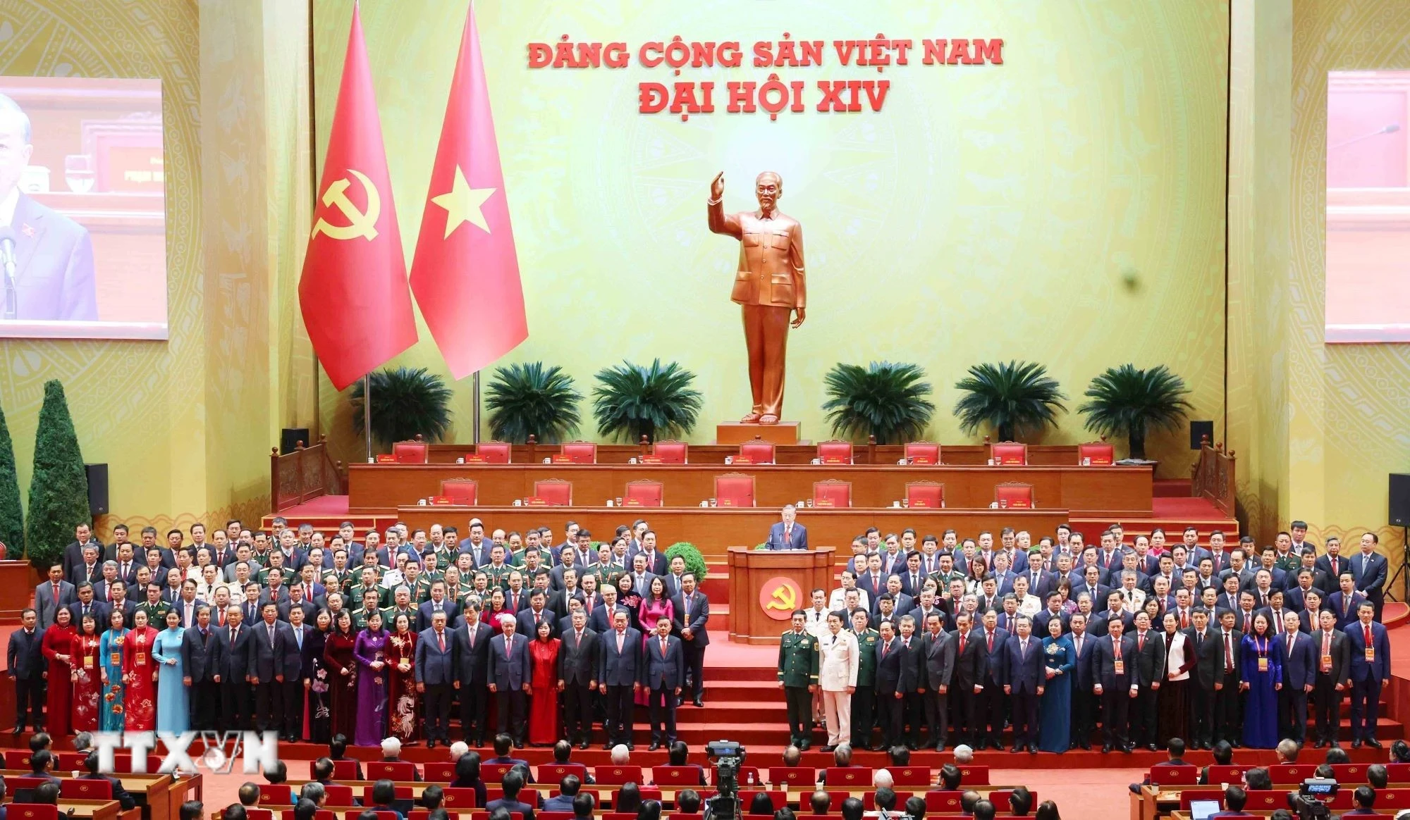 Ban Chấp hành Trung ương Đảng khóa XIV ra mắt Đại hội. (Ảnh: TTXVN)