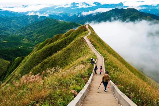Trekking cột mốc 1305 ở Bình Liêu. Ảnh: Hùng Trương