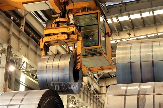 Vận chuyển thép thành phẩm đến các khu tập kết tại Công ty Cổ phần Thép Hòa Phát Dung Quất (Tập đoàn Hòa Phát). Ảnh: Tuấn Anh/TTXVN