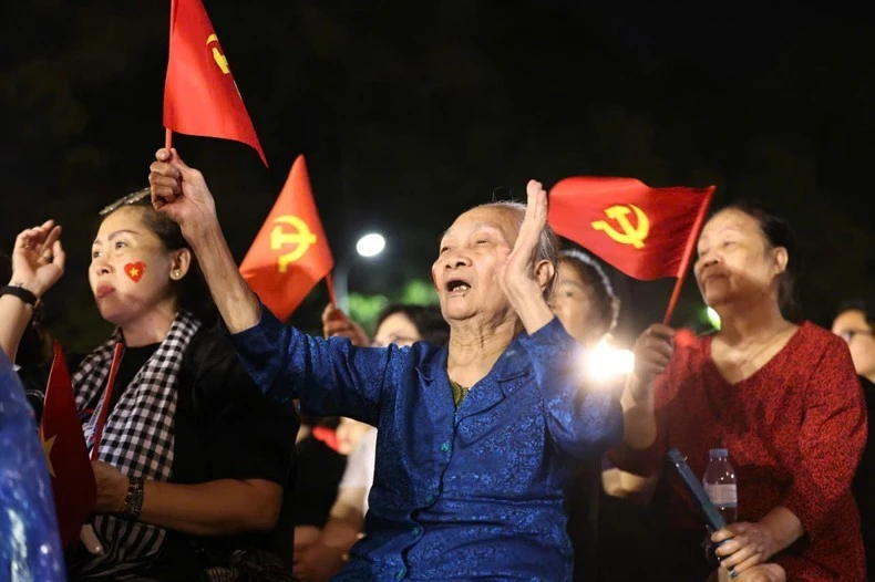 Khán giả nhiệt tình cổ vũ các nghệ sĩ.