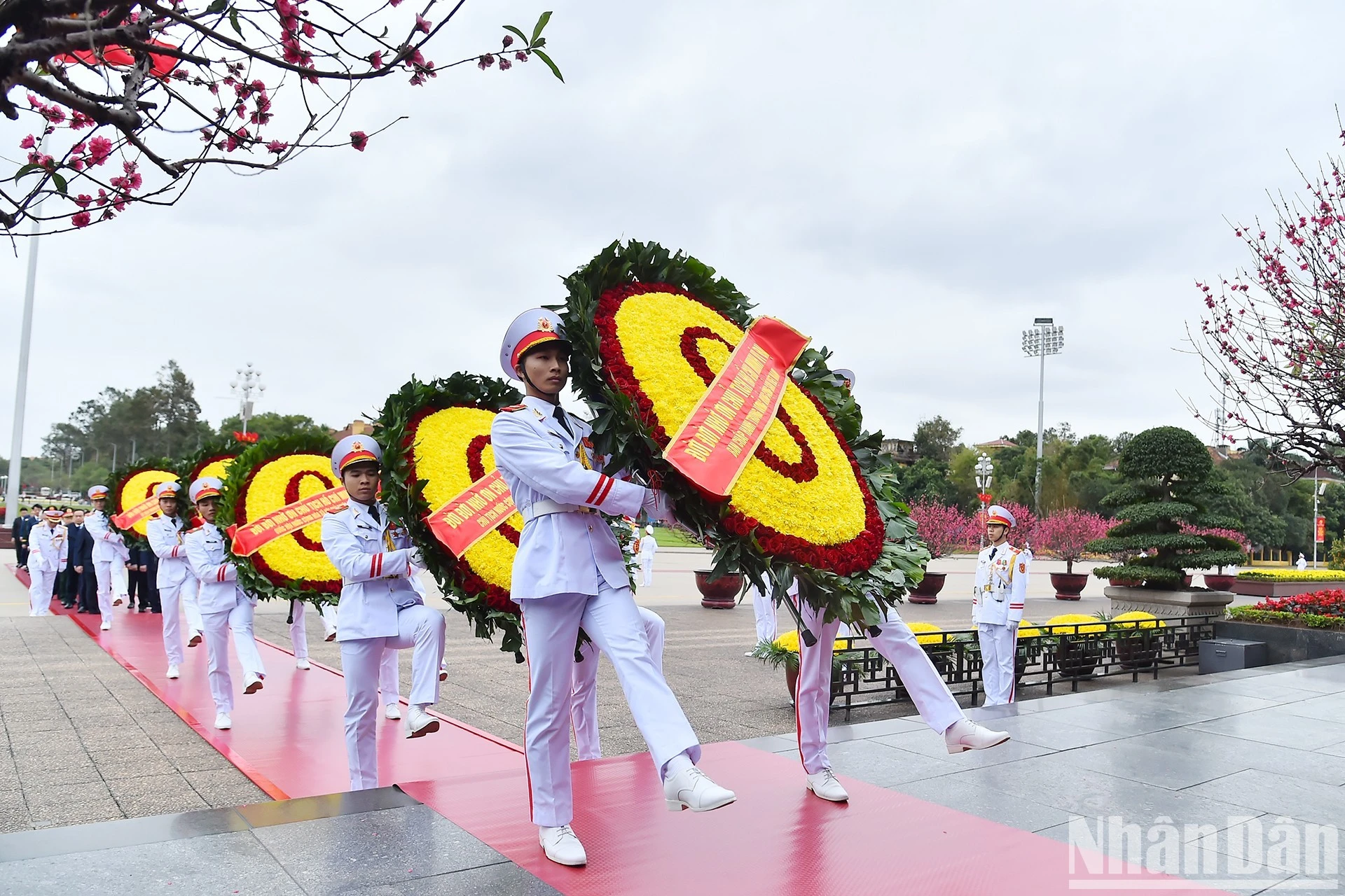 Vòng hoa của Ban Chấp hành Trung ương Đảng Cộng sản Việt Nam mang dòng chữ “Đời đời nhớ ơn Chủ tịch Hồ Chí Minh vĩ đại”.
