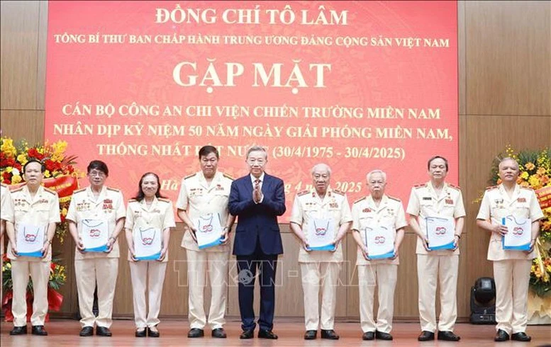 Tổng Bí thư Tô Lâm tặng quà lưu niệm cho các đại biểu