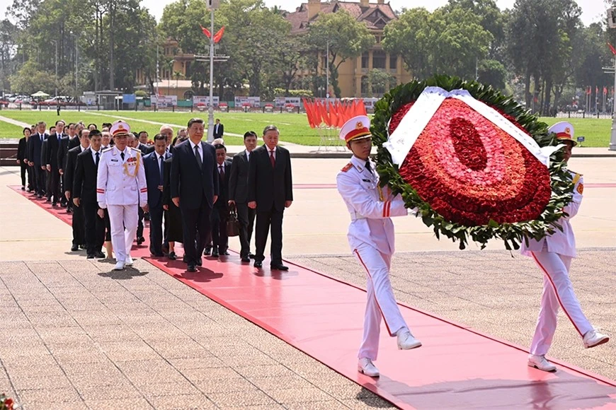 Tổng Bí thư Tô Lâm và Tổng Bí thư, Chủ tịch Trung Quốc Tập Cận Bình cùng đoàn đại biểu đến đặt vòng hoa và vào Lăng viếng Chủ tịch Hồ Chí Minh.