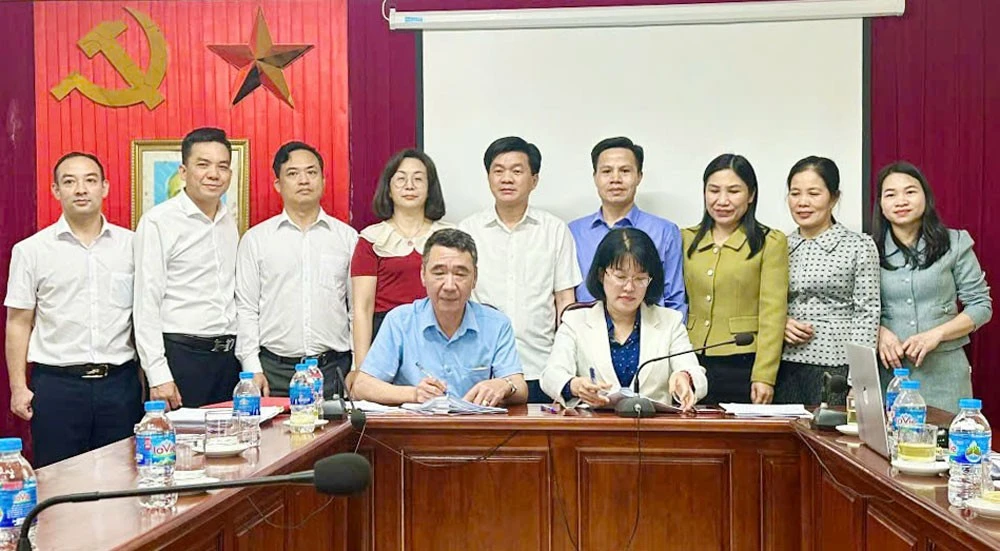 ban-noi-chinh.jpg