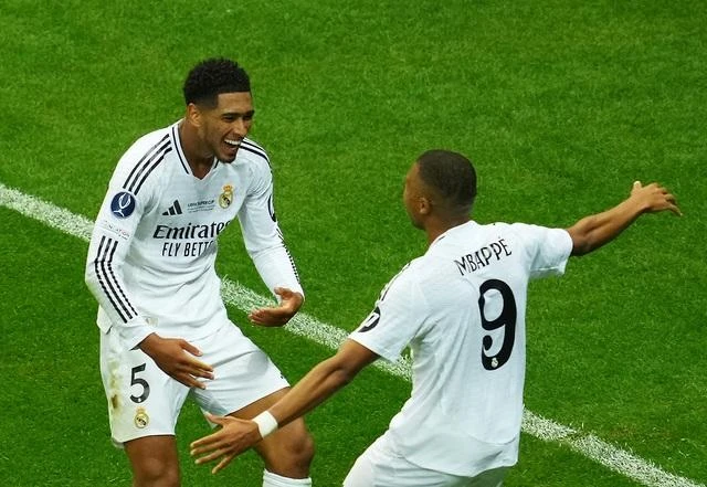 Mbappe và Bellingham ăn mừng pha lập công quan trọng.
