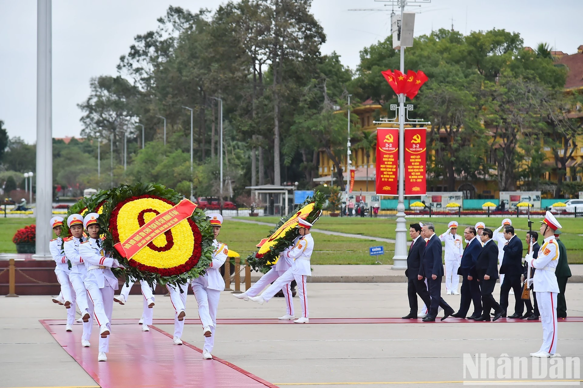 Với lòng biết ơn vô hạn, Đoàn đại biểu thành kính tưởng nhớ công lao to lớn của Chủ tịch Hồ Chí Minh, lãnh tụ vĩ đại, người thầy kính yêu của Đảng và dân tộc ta. Người đã hy sinh cả cuộc đời cho sự nghiệp đấu tranh giải phóng dân tộc, thống nhất đất nước, xây dựng Tổ quốc Việt Nam độc lập, thống nhất.