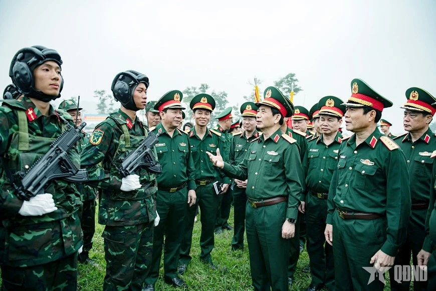 Đại tướng Phan Văn Giang và Đại tướng Nguyễn Tân Cương cùng đoàn công tác kiểm tra, động viên lực lượng luyện tập diễu binh, diễu hành. Ảnh: VIỆT TRUNG