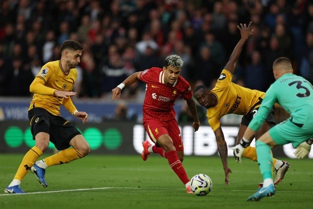 Hàng thủ Wolves vất vả ngăn trở các chân sút Liverpool.