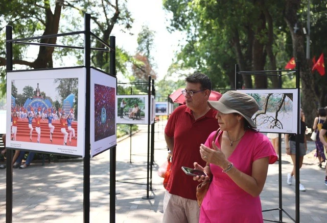 Triển lãm thu hút đông đảo công chúng đến tham quan.