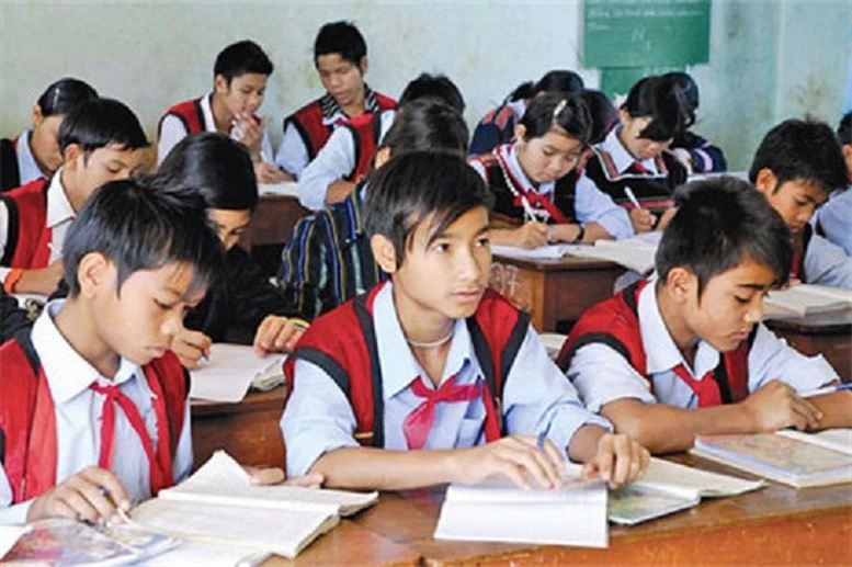 Giáo viên và người học được Nhà nước bảo đảm sách giáo khoa, tài liệu hướng dẫn dạy học, tài liệu tham khảo tiếng dân tộc thiểu số phù hợp với từng đối tượng.
