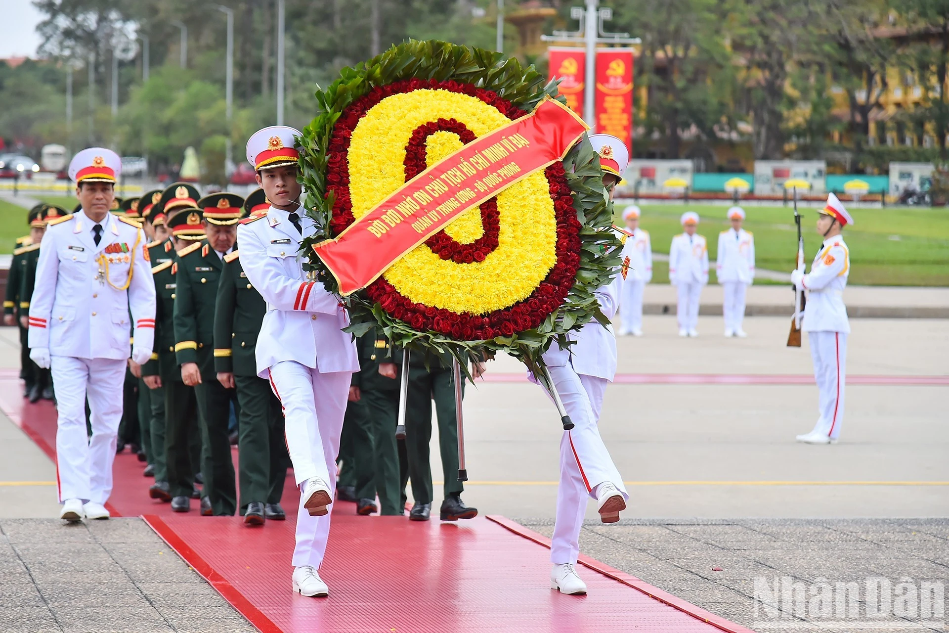 Đoàn đại biểu Quân ủy Trung ương-Bộ Quốc phòng vào Lăng viếng Chủ tịch Hồ Chí Minh.
