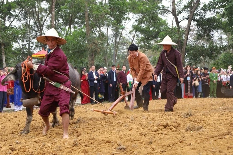 Chủ tịch nước Lương Cường thực hiện nghi thức mở xá cày đầu tiên để mở đầu cho một năm mới mùa màng bội thu - Ảnh: VGP/ Văn Hiền