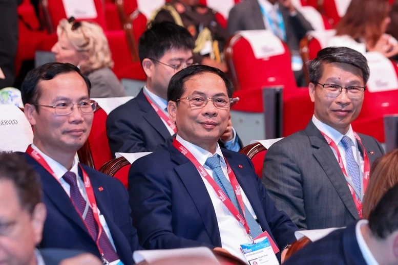 Phó Thủ tướng Bùi Thanh Sơn và các đại biểu dự Diễn đàn Kinh tế và Tài chính xanh - Ảnh: VGP/Nhật Bắc