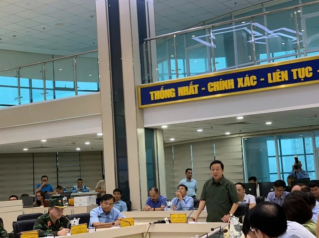 Phó Thủ tướng Trần Hồng Hà chủ trì cuộc họp tại Tổng cục Khí tượng thủy văn để nghe công tác dự báo, ứng phó bão số 3 sáng 7/9. Ảnh: Văn Duẩn