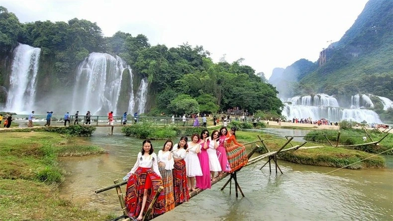 Du khách tham quan thác Bản Giốc.