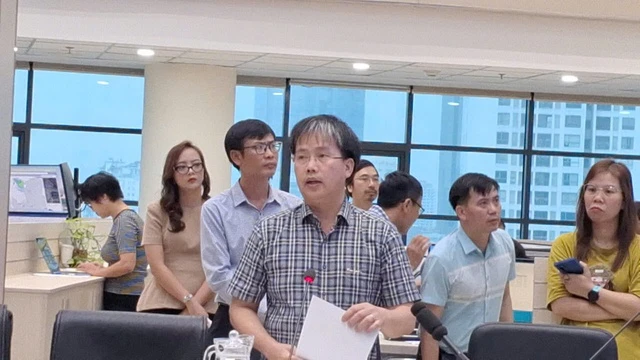 Ông Mai Văn Khiêm, Giám đốc Trung tâm Dự báo Khí tượng thủy văn quốc gia, báo cáo.