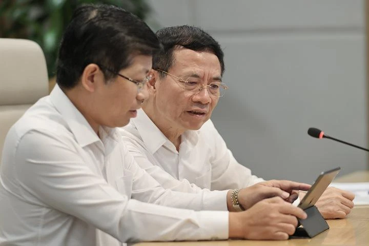 Bộ trưởng Nguyễn Mạnh Hùng kiểm tra hệ thống trợ lý ảo của Cục Báo chí