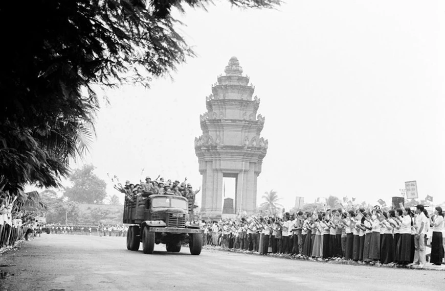 Người dân thủ đô Phnôm Pênh (Campuchia) lưu luyến chia tay quân tình nguyện Việt Nam hoàn thành nghĩa vụ quốc tế trở về nước, tháng 6/1984. Ảnh: TTXVN