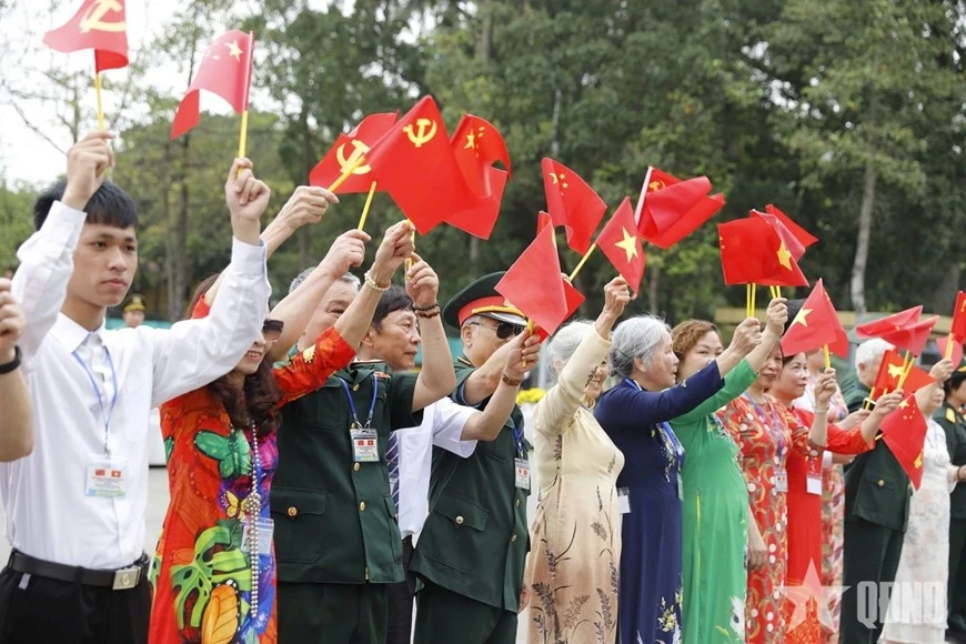 Quần chúng nhân dân Thủ đô đứng hai bên đường, vẫy cờ hai nước chào mừng Tổng Bí thư, Chủ tịch nước Trung Quốc Tập Cận Bình thăm cấp Nhà nước tới Việt Nam.