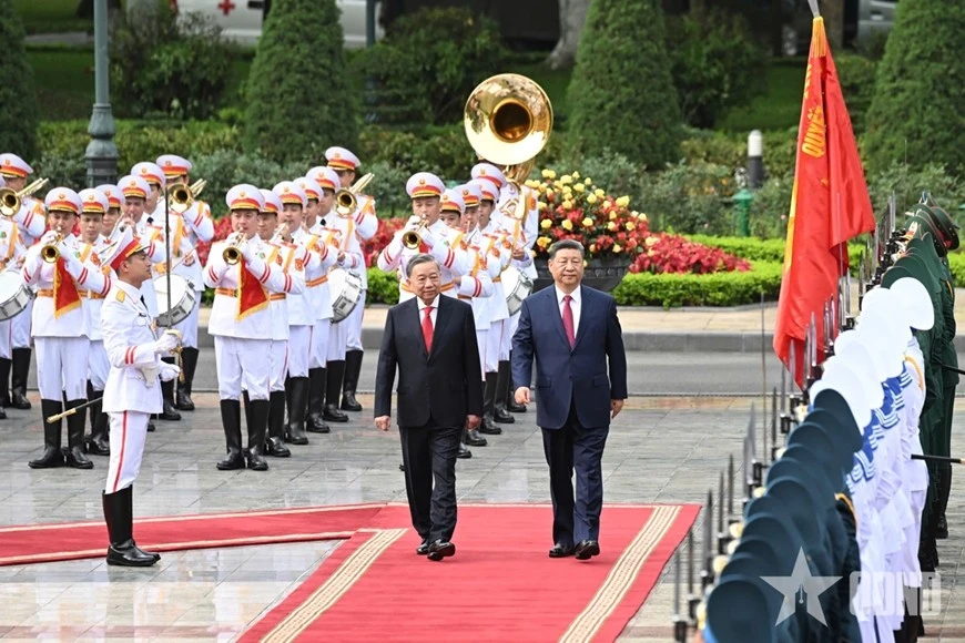 Tổng Bí thư Tô Lâm và Tổng Bí thư, Chủ tịch Trung Quốc Tập Cận Bình duyệt Đội danh dự Quân đội nhân dân Việt Nam.