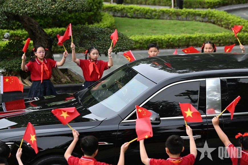Các cháu thiếu nhi vẫy cờ chào đón Tổng Bí thư, Chủ tịch Trung Quốc Tập Cận Bình.