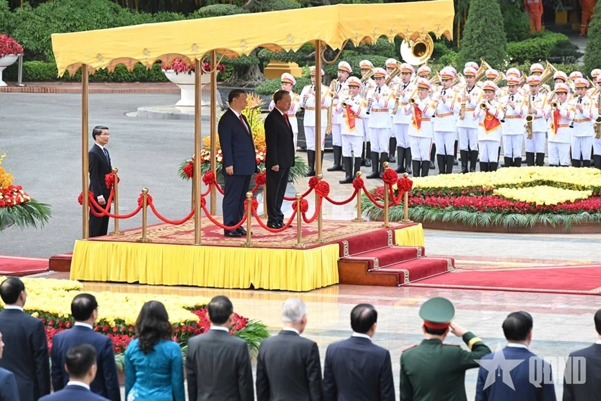Tổng Bí thư Tô Lâm và Tổng Bí thư, Chủ tịch Trung Quốc Tập Cận Bình tại lễ đón.
