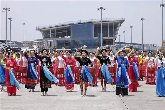 Chương trình biểu diễn văn hóa, nghệ thuật chào mừng tại Lễ đón Tổng Bí thư, Chủ tịch nước Trung Quốc Tập Cận Bình ở Sân bay quốc tế Nội Bài. Ảnh: TTXVN