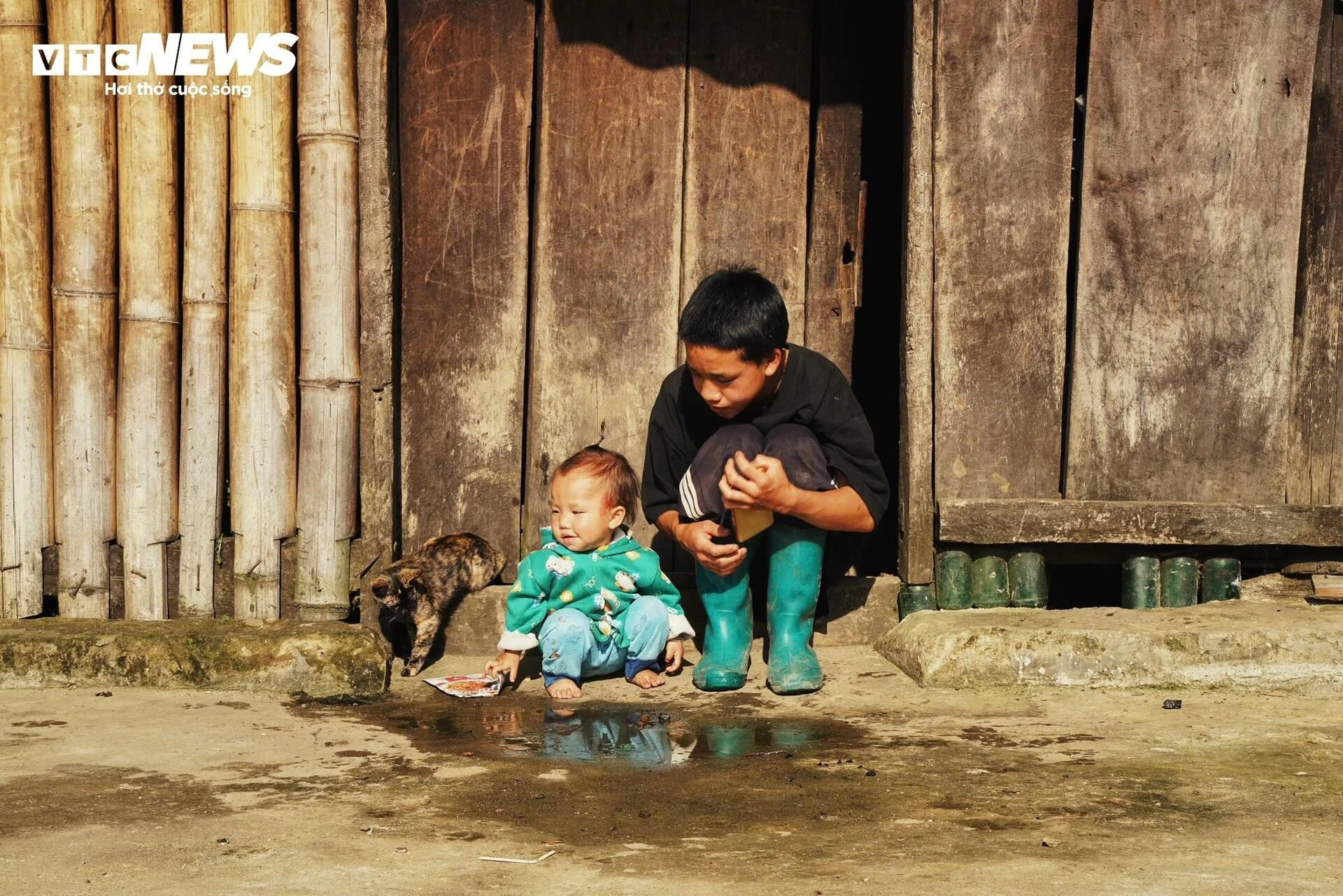 Không chỉ có biển mây, Y Tý còn gây ấn tượng với những bản làng đặc trưng của người Hà Nhì, Mông, Dao… Các ngôi nhà trình tường màu đất, những thửa ruộng bậc thang trải dài như nấc thang lên trời, hay các khu rừng thảo quả thơm ngát đều khiến du khách mê mẩn. Một trải nghiệm đáng nhớ với nhiều người là khi được đi bộ qua suối Mơ mát lạnh, len lỏi giữa rừng núi, rồi chạy tự do trên thảo nguyên bao la với bầu không khí trong lành hiếm có.