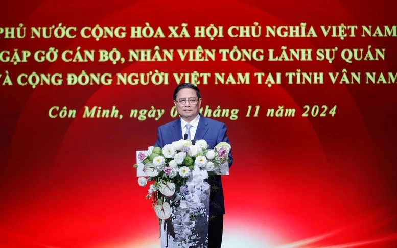 Gặp gỡ cán bộ, nhân viên Tổng Lãnh sự quán và cộng đồng người Việt Nam tại tỉnh Vân Nam, Thủ tướng Phạm Minh Chính mong mỗi người luôn là một đại sứ của tình hữu nghị Việt Nam-Trung Quốc "vừa là đồng chí vừa là anh em" - Ảnh: VGP/Nhật Bắc