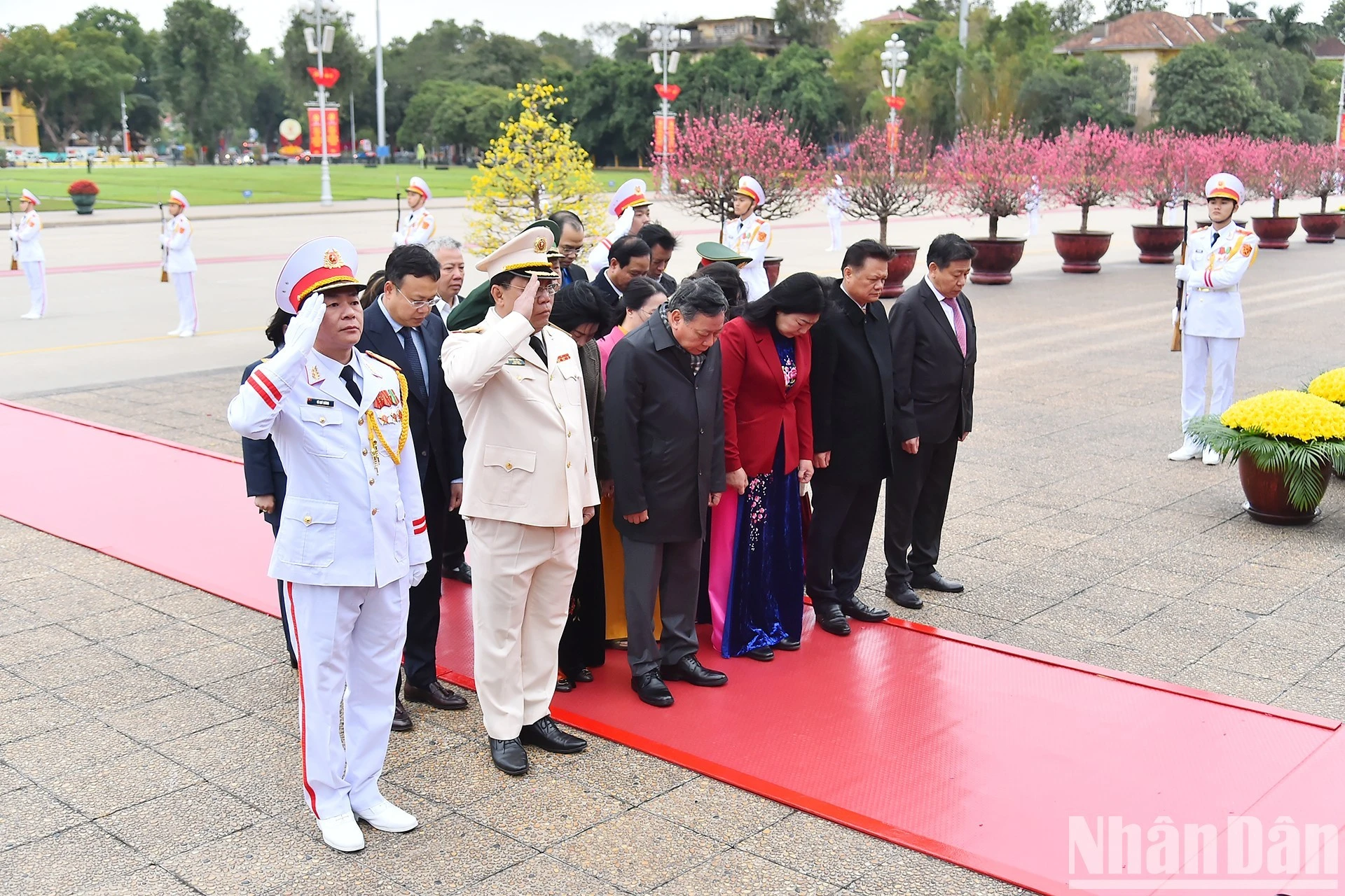 Đoàn đại biểu Thành ủy, Hội đồng nhân dân, Ủy ban nhân dân, Ủy ban Mặt trận Tổ quốc Việt Nam thành phố Hà Nội thành kính tưởng nhớ Chủ tịch Hồ Chí Minh.