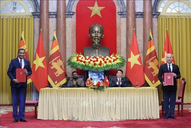 Chủ tịch nước Lương Cường và Tổng thống Sri Lanka Anura Kumara Dissanayaka chứng kiến trao văn kiện hợp tác về hợp tác xúc tiến thương mại giữa Cục Xúc tiến thương mại (Bộ Công Thương Việt Nam) và Ban Phát triển xuất khẩu Sri Lanka thuộc Bộ Công nghiệp và Phát triển Doanh nghiệp Sri Lanka. Ảnh: Lâm Khánh/TTXVN