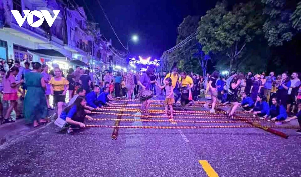 Du khách hào hứng với điệu nhảy sạp.