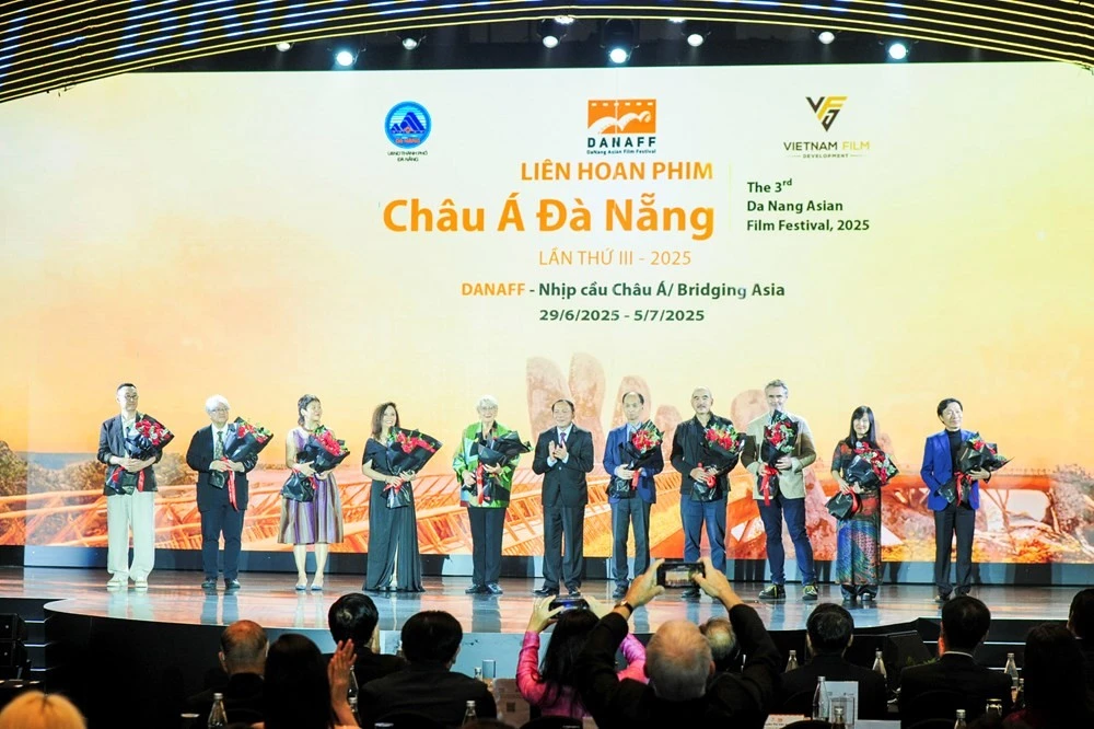 Bộ trưởng Bộ VHTTDL Nguyễn Văn Hùng tặng hoa cho các thành viên ban giám khảo các hạng mục phim