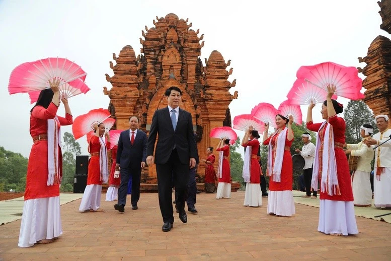 Chủ tịch nước Lương Cường tham dự lễ mở cửa tháp của người dân tộc Chăm ở vùng Nam Trung Bộ Việt Nam - Ảnh: VGP/Văn Hiền