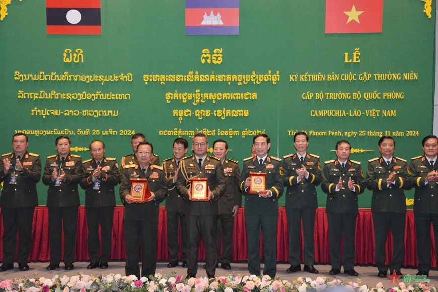 Bộ trưởng Bộ Quốc phòng 3 nước tại Lễ ký kết biên bản Cuộc gặp.