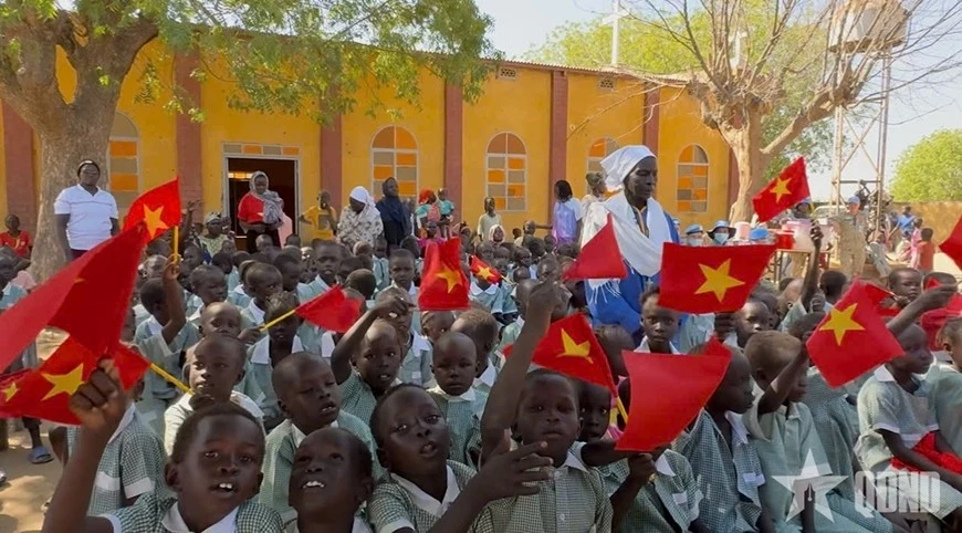 Các em học sinh Abyei vui mừng vẫy cờ Việt Nam. Ảnh: HẢI YẾN