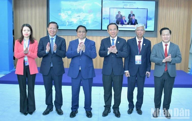 Thủ tướng Phạm Minh Chính và các đồng chí lãnh đạo tới dự Lễ khánh thành Trung tâm Cách mạng công nghiệp 4.0 Thành phố Hồ Chí Minh. (Ảnh: Thanh Giang)