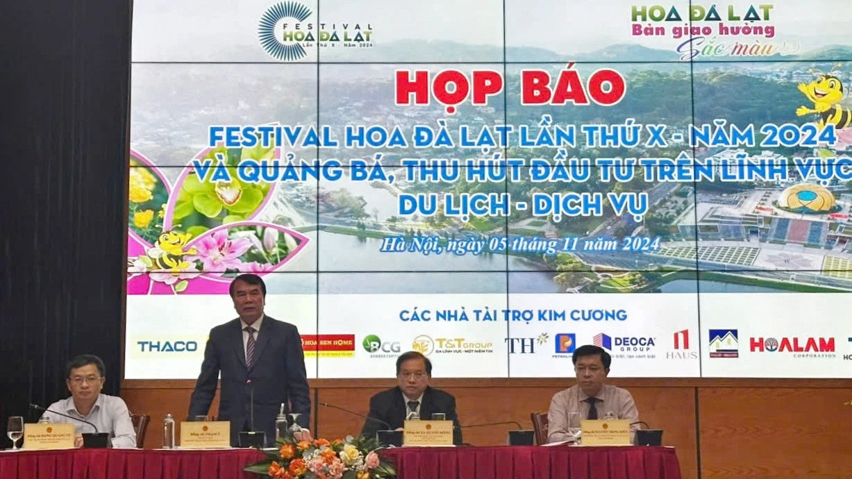 Lãnh đạo Bộ Văn hóa Thể thao và Du lịch cùng với lãnh đạo Lâm Đồng chủ trì buổi họp báo