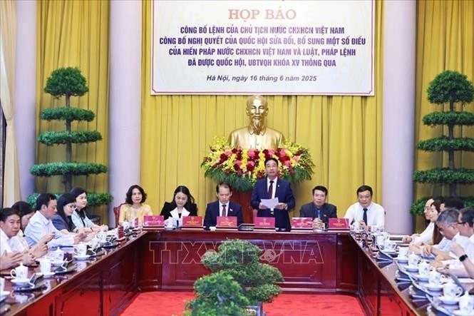 Quang cảnh buổi công bố Lệnh của Chủ tịch nước về Nghị quyết của Quốc hội sửa đổi, bổ sung một số điều của Hiến pháp. Ảnh: Minh Đức/TTXVN