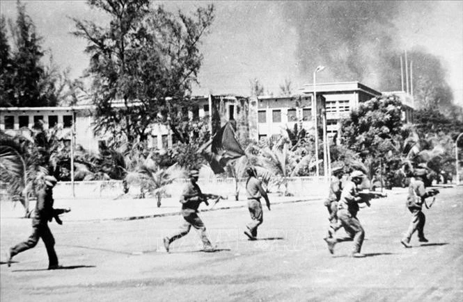 Trưa 7/1/1979, các lực lượng vũ trang cách mạng Campuchia cùng Quân tình nguyện Việt Nam tiến vào giải phóng Thủ đô Phnom Penh, lật đổ chế độ diệt chủng Pol Pot, hồi sinh và mang lại tương lai tươi sáng cho đất nước Chùa Tháp. Ảnh: TTXVN