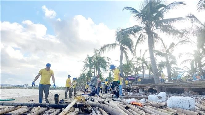 Nhiều bè nuôi trồng thủy sản của người dân trôi nổi trên Vịnh Hạ Long, tỉnh Quảng Ninh và dạt vào các bãi biển đang được các tổ chức, cá nhân thu gom. Ảnh: Thanh Vân/TTXVN