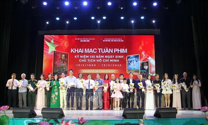 Ban tổ chức tặng hoa cho diễn viên, đạo diễn đoàn làm phim tham gia Tuần phim kỷ niệm 135 năm Ngày sinh Chủ tịch Hồ Chí Minh. Ảnh: Văn Tý/TTXVN