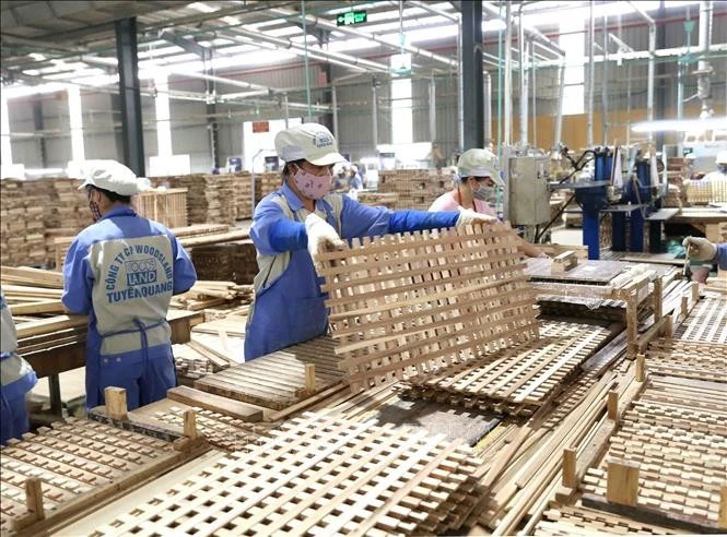 Sản xuất sản phẩm đồ gỗ xuất khẩu sang Thụy Sỹ tại nhà máy của Công ty CP Woodsland Tuyên Quang. Ảnh tư liệu: TTXVN
