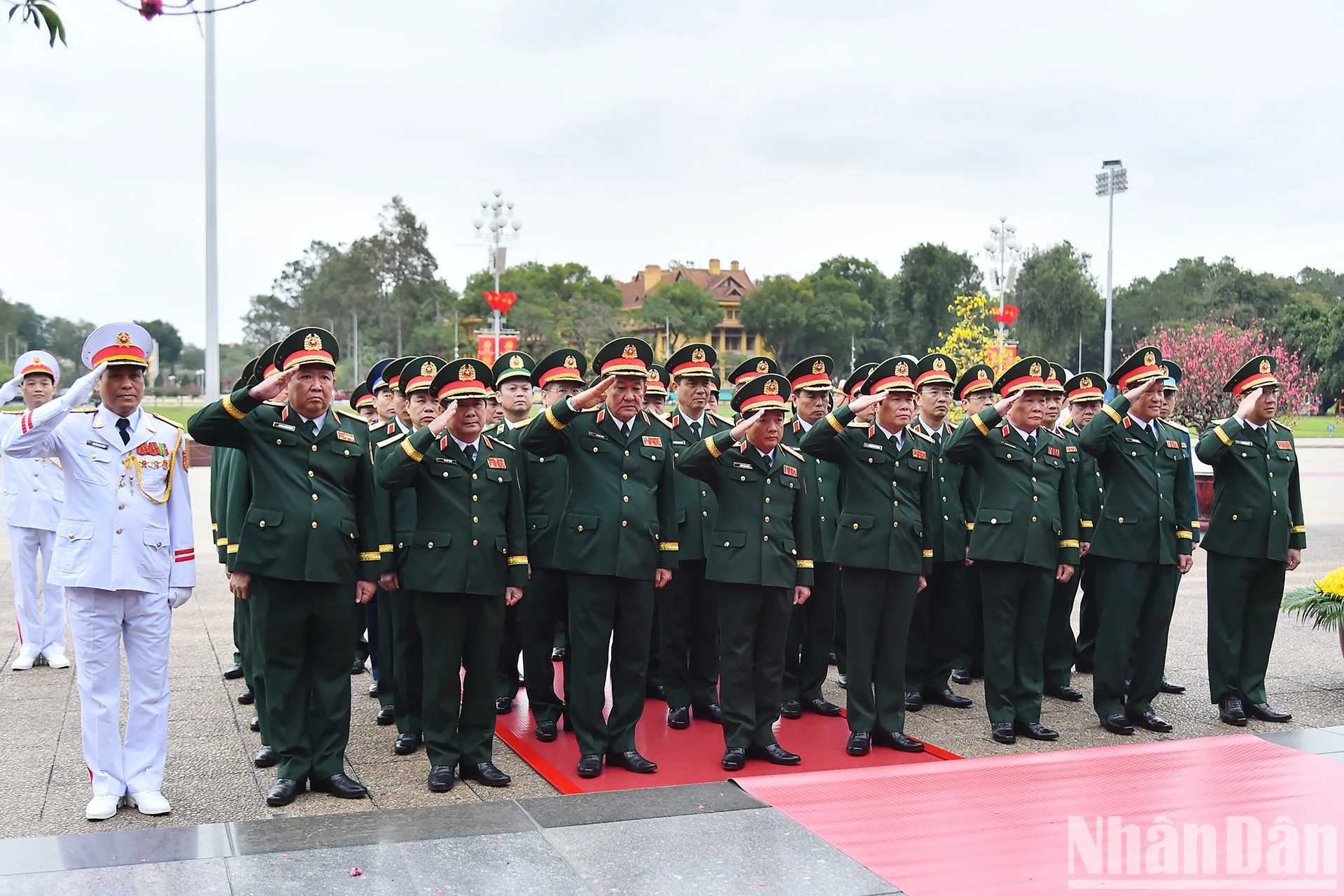 Đoàn đại biểu Quân ủy Trung ương-Bộ Quốc phòng thành kính tưởng nhớ Chủ tịch Hồ Chí Minh.