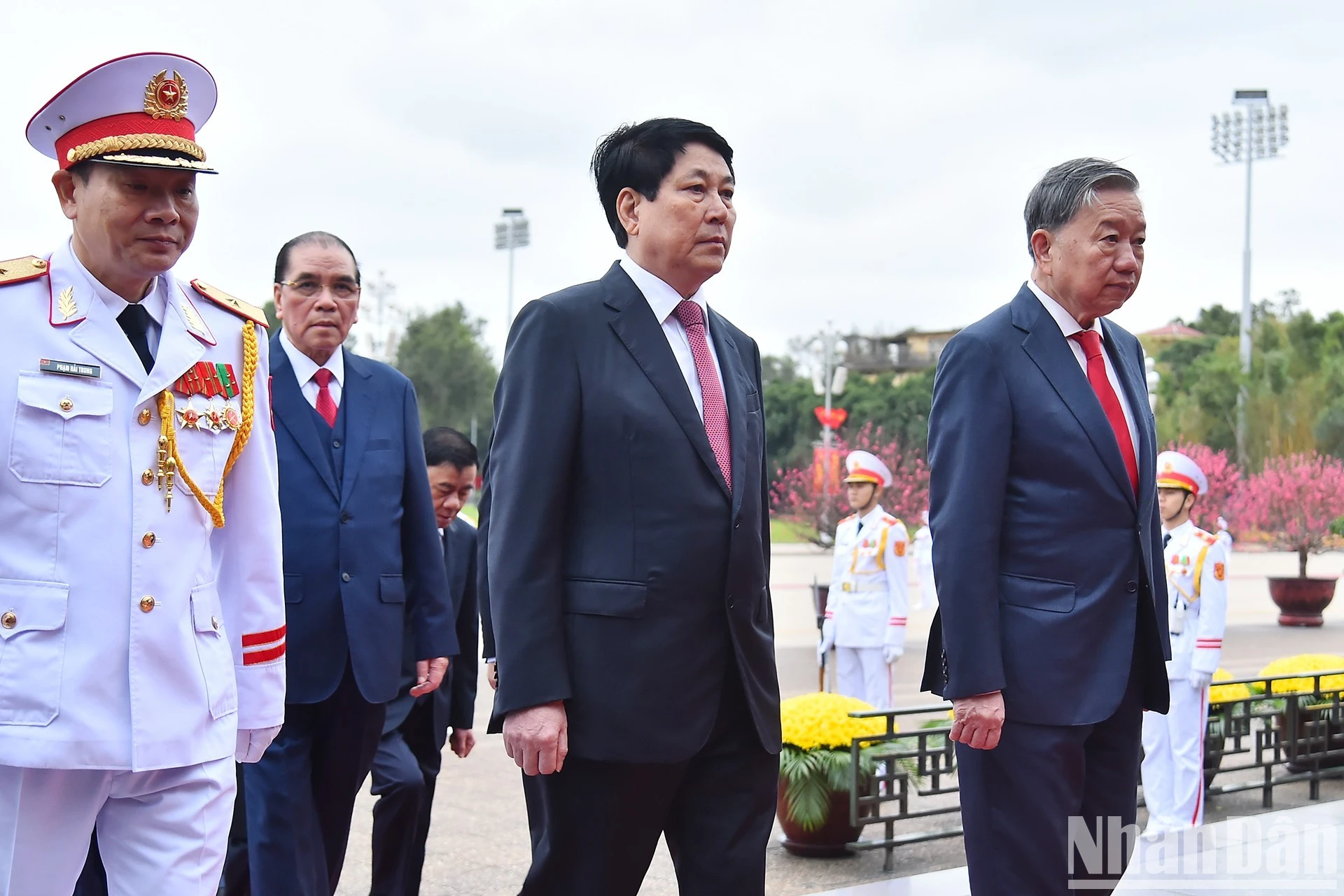Tổng Bí thư Tô Lâm, nguyên Tổng Bí thư Nông Đức Mạnh, Chủ tịch nước Lương Cường dẫn đầu đoàn đại biểu cấp cao vào Lăng viếng Chủ tịch Hồ Chí Minh.
